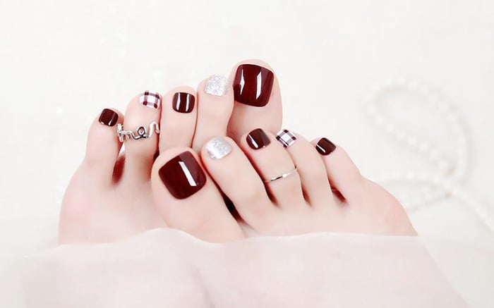 Danh sách Top 30+ Mẫu nail sơn móng chân màu đỏ rượu quyến rũ, 'chanh sả'