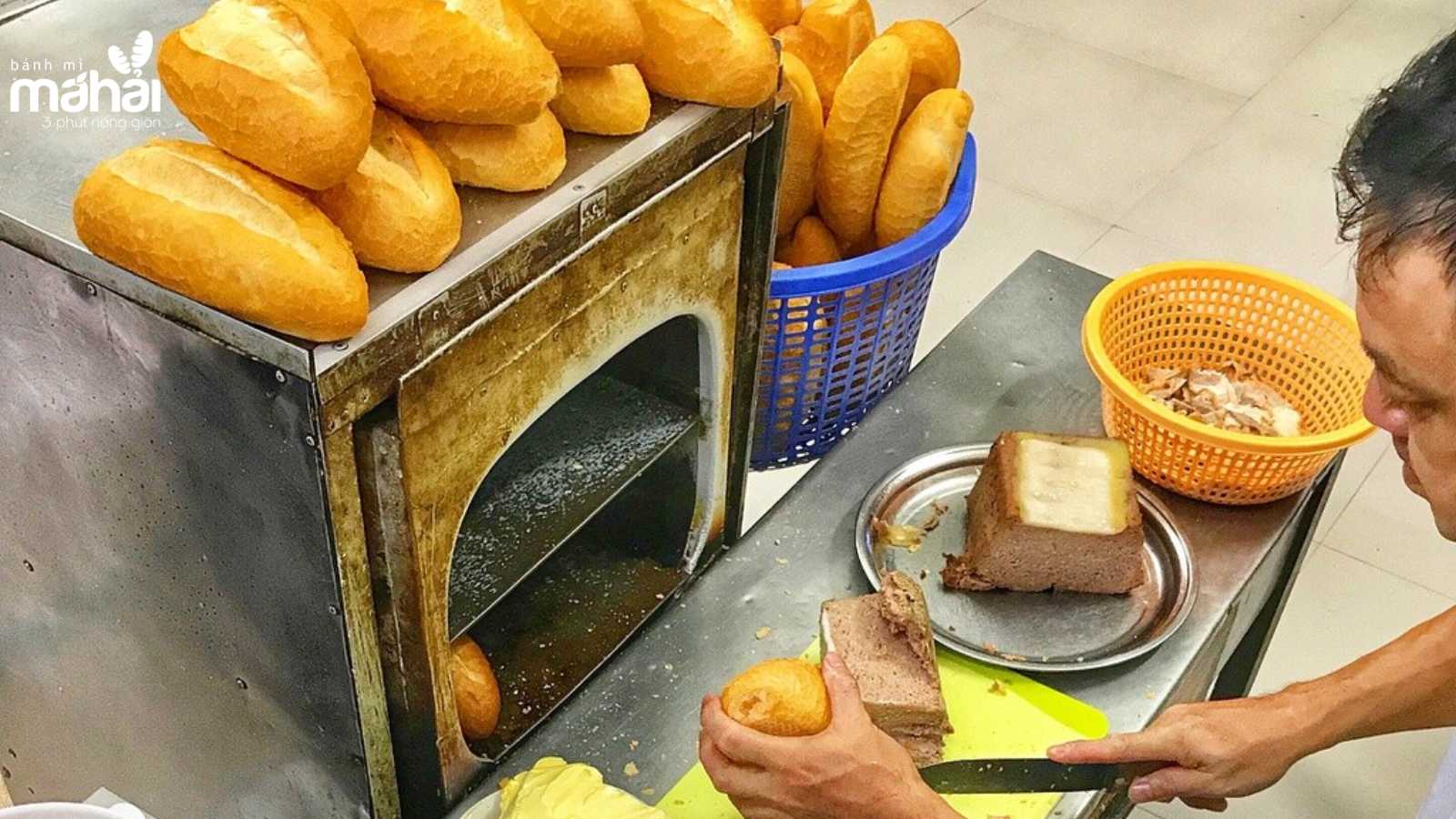 Bánh mì Hà Nội truyền thống có hương vị như thế nào?